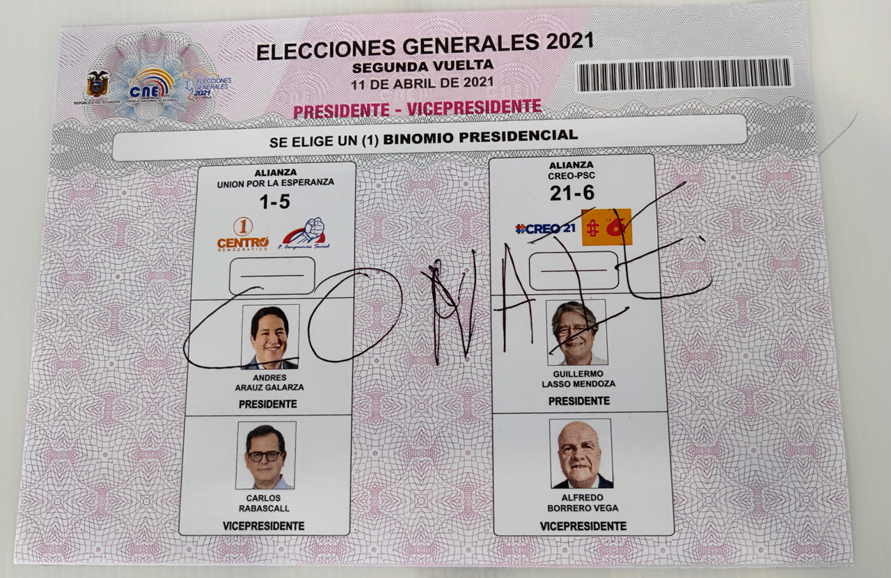 Papeleta de votación de un ecuatoriano con la palabra CONAIE, que es la organización del movimiento indígena ecuatoriano que llamó a votar nulo.
