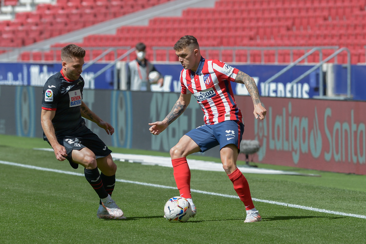 Trippier del Atlético y Rodrigues del Eibar disputan el balón durante el partido en el  Wanda Metropolitano.