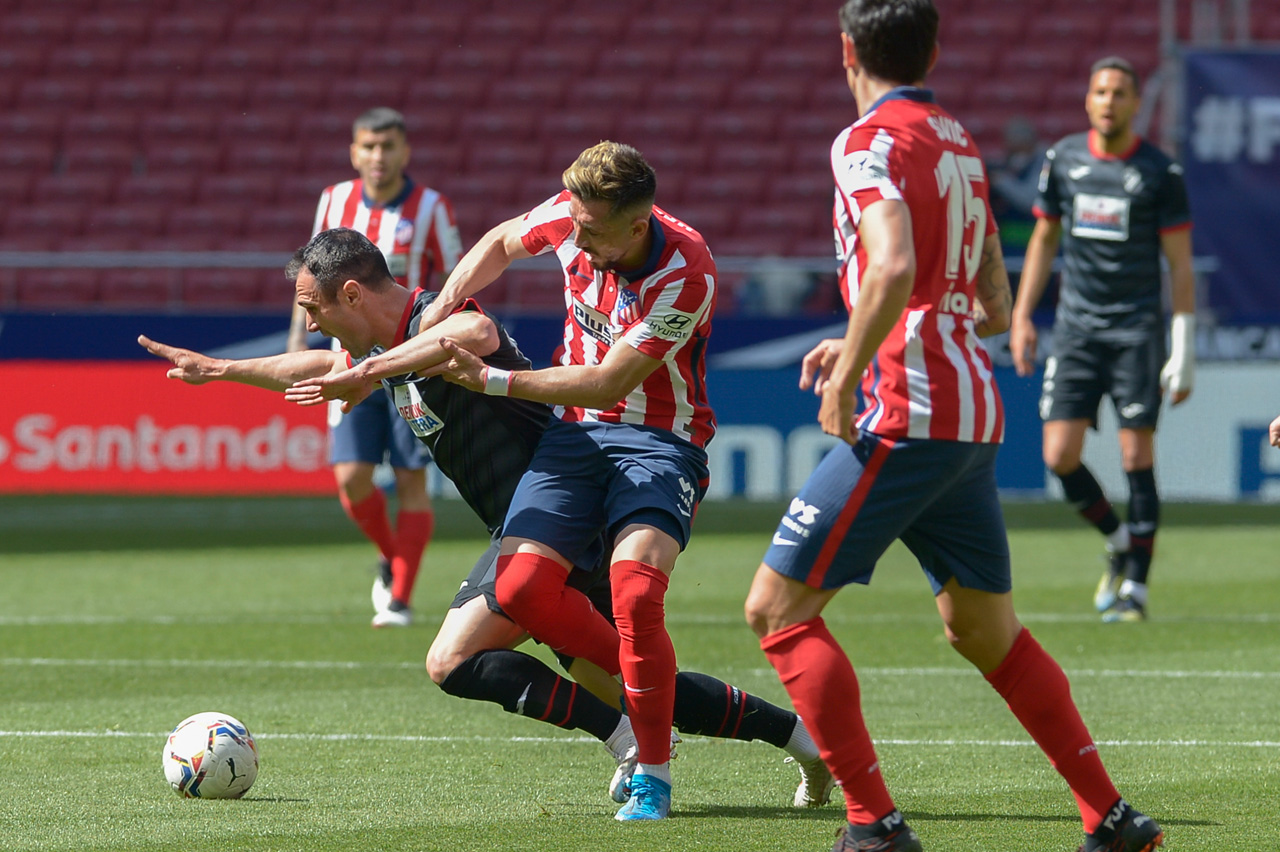 Héctor Herrera del Atlético de Madrid y  Kike del Eibar disputan el balón en el Wanda Metropolitano.