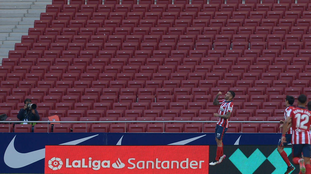 Ángel Correa of Atlético de Madrid celebra el primer gol del partido frente al Eibar.