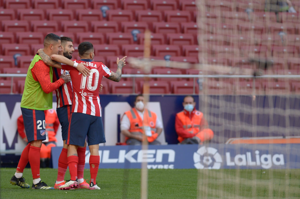 Carrasco, Ángel Correa y Vitolo celebran el tercer gol del Atlético de Madrid frente al Eibar.
