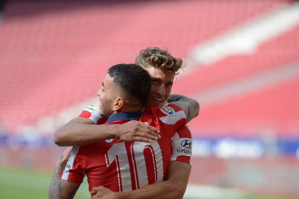 Ángel Correa y Marcos Llorente del Atlético de Madrid celebran el cuarto gol frente al Eibar.