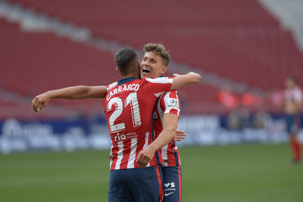 Marcos Llorente y Carrasco del Atlético de Madrid celebran el quinto gol frente al Eibar.