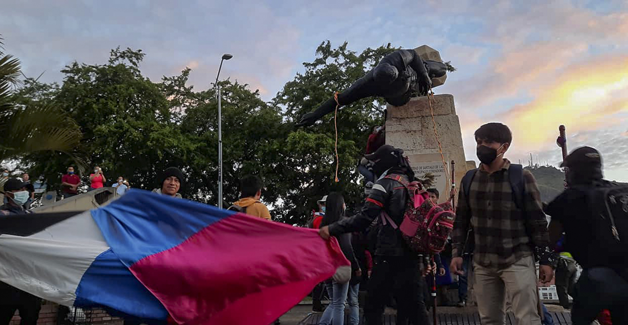 Durante la huelga nacional en Colombia, indígenas Misak y ciudadanos de Cali botaron a la estatua de Sebastián de Belalcázar, al que acusan de violador.