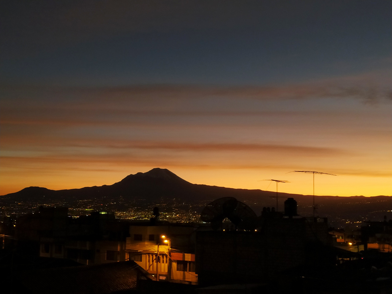 Desde el pueblo se puede ver las cordillera, sea en el amanecer o en la puesta del sol.