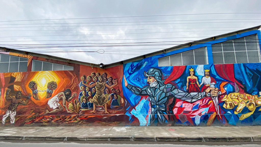 “La invasión española” es un de los murales más representativos de Tulcán.