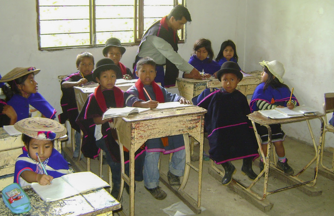 Los estudiantes y docentes del centro de Formación e Investigación Integral Shur Payan, bachillerato para jóvenes y adultos Misak defiende su educación