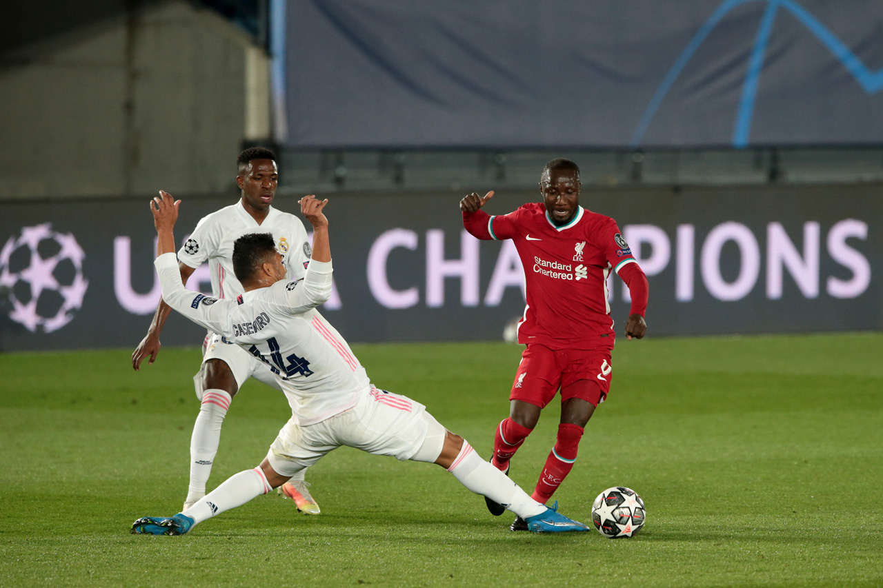 Casemiro del  Real Madrid disputa el balón con Keita del Liverpool.
