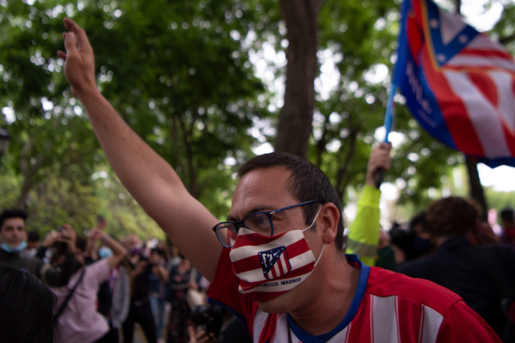 La hinchada del  Atlético de Madrid se toma la plaza de Neptuno luego de ganar al Valladolid y quedar campeón de La Liga Española.