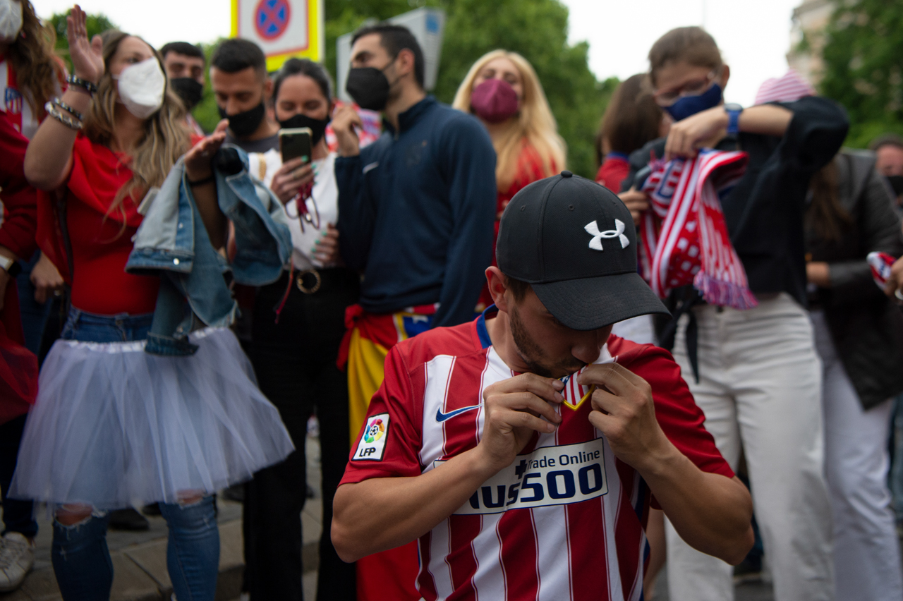  fanático de colchonero besa la camiseta luego de que su equipo gane al Valladolid y quedé campeón de La Liga Española.