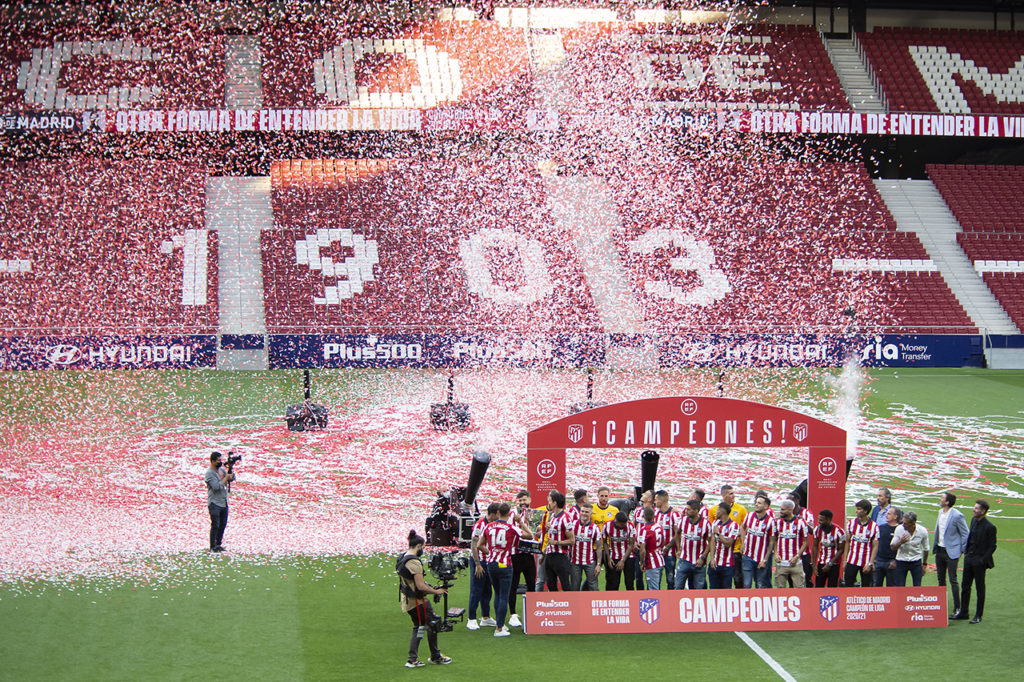 Jugadores colchoneros festeja en el Wanda Metropolitano la entrega de la copa de campeones de la Liga Española.