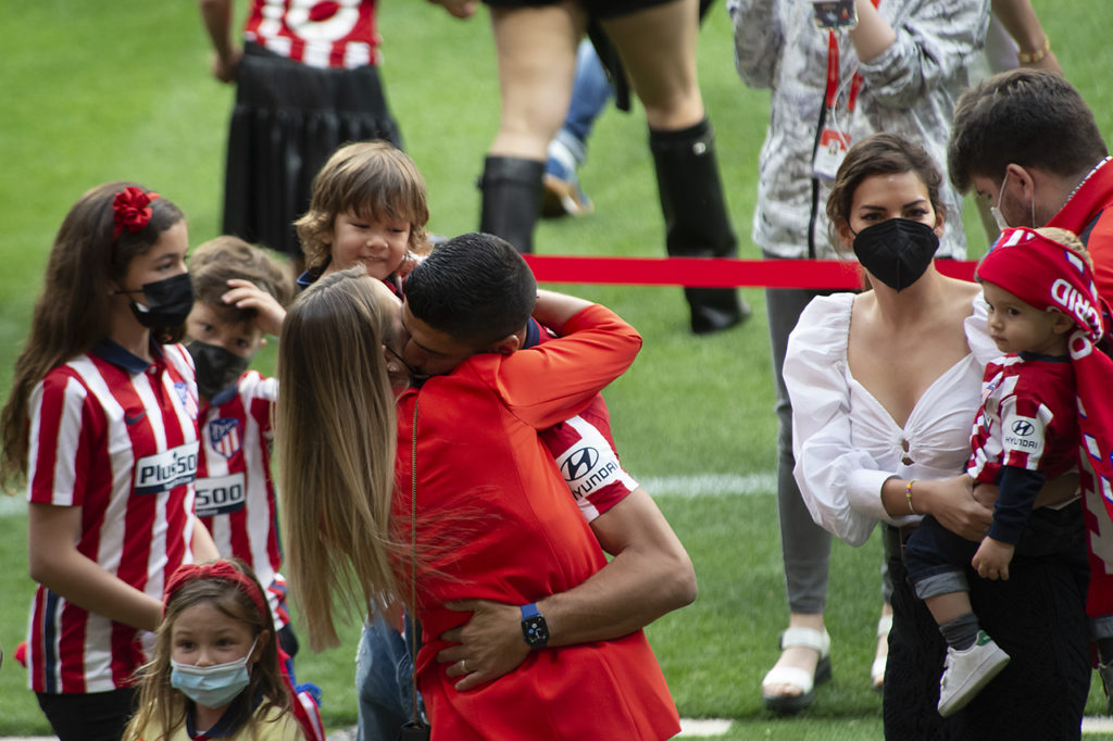 El uruguayo Luis Suárez festeja con su esposa e hijos en el Wanda Metropolitano la entrega de la copa de campeones de la Liga Española.