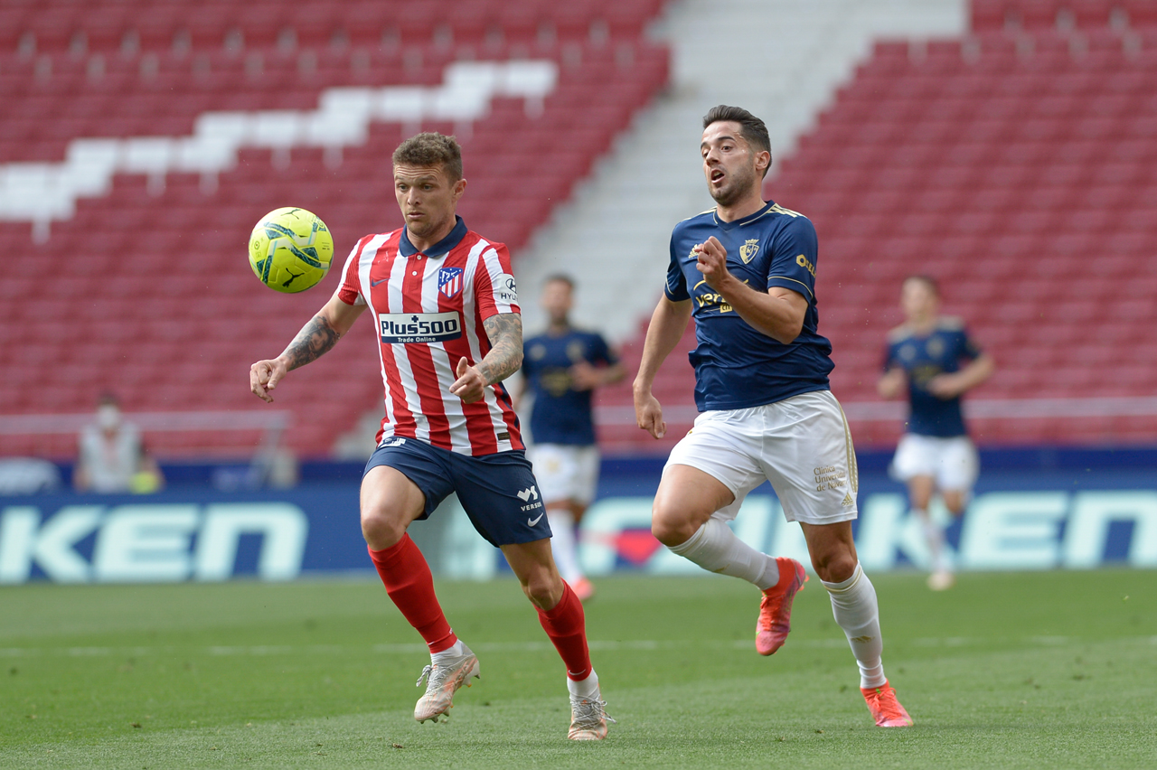 Trippier del Atlético de Madrid disputa el balón durante el partido frente al Osasuna.