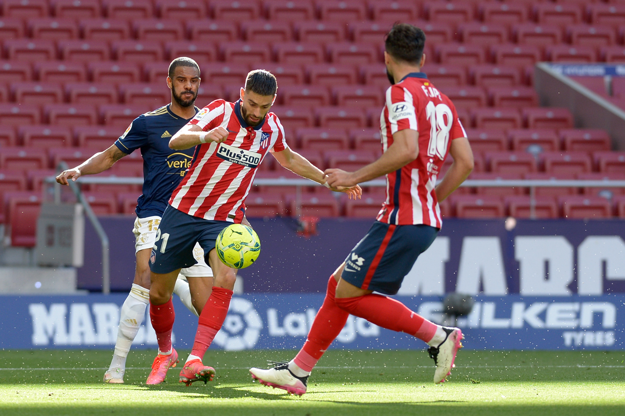 Carrasco del Atlético de Madrid disputa el balón durante el partido frente al Osasuna.