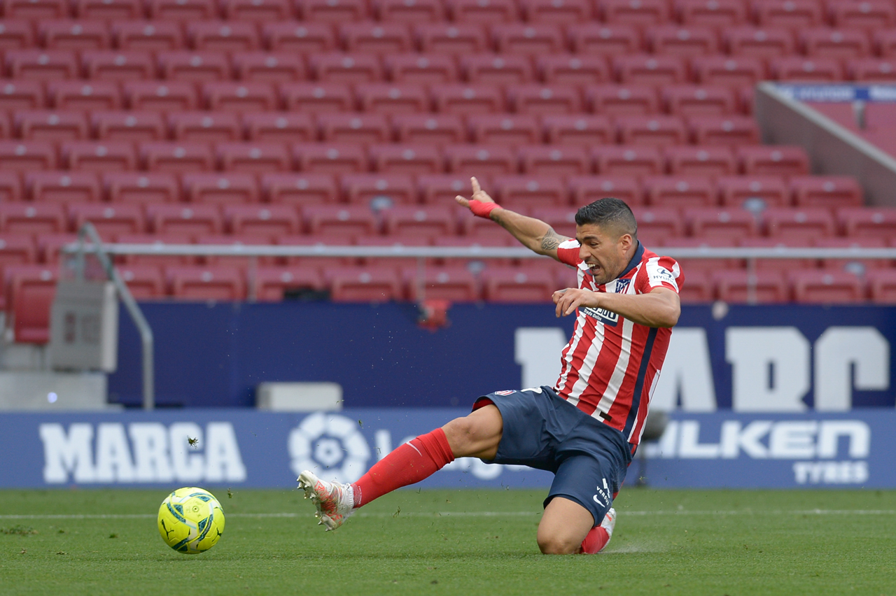 Luis Suárez del Atlético de Madrid remata el balón durante el partido frente al Osasuna.