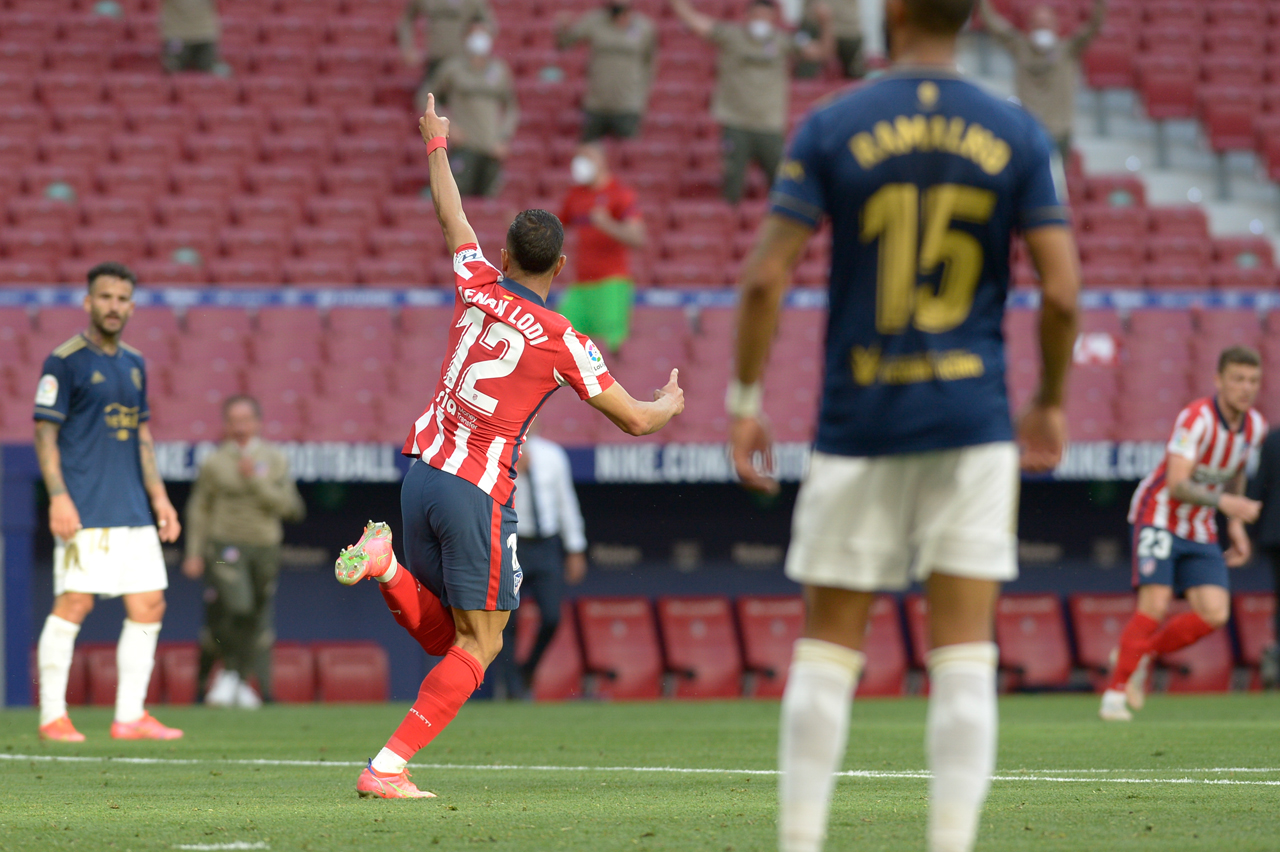 Renan Lodi festeja el gol del empate frente al Osasuna en el Wanda Metropolitano.