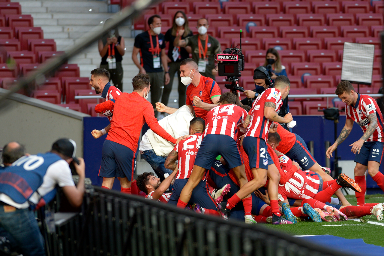 Jugadores del Atlético de MAdrid festejan el gol de Luis Suárez frente al Osasuna en el Wanda Metropolitano, que les permite seguir de punteros de La Liga y poder ser campeones si ganan al Valladolid en la última fecha.