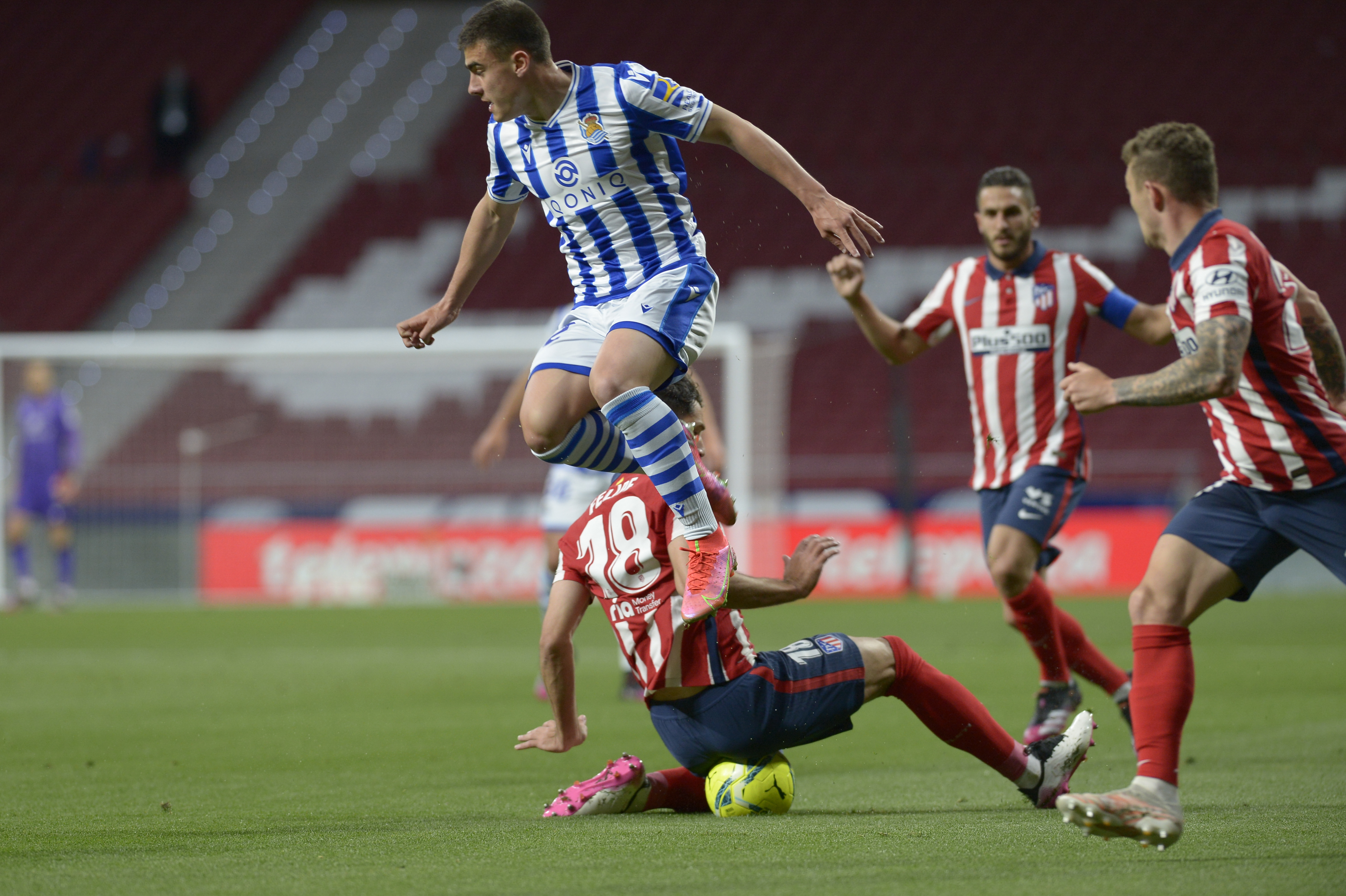 Felipe del Atlético de Madrid y  Zaldua de la Real Sociedad disputan el balón en el Wanda Metropolitano.