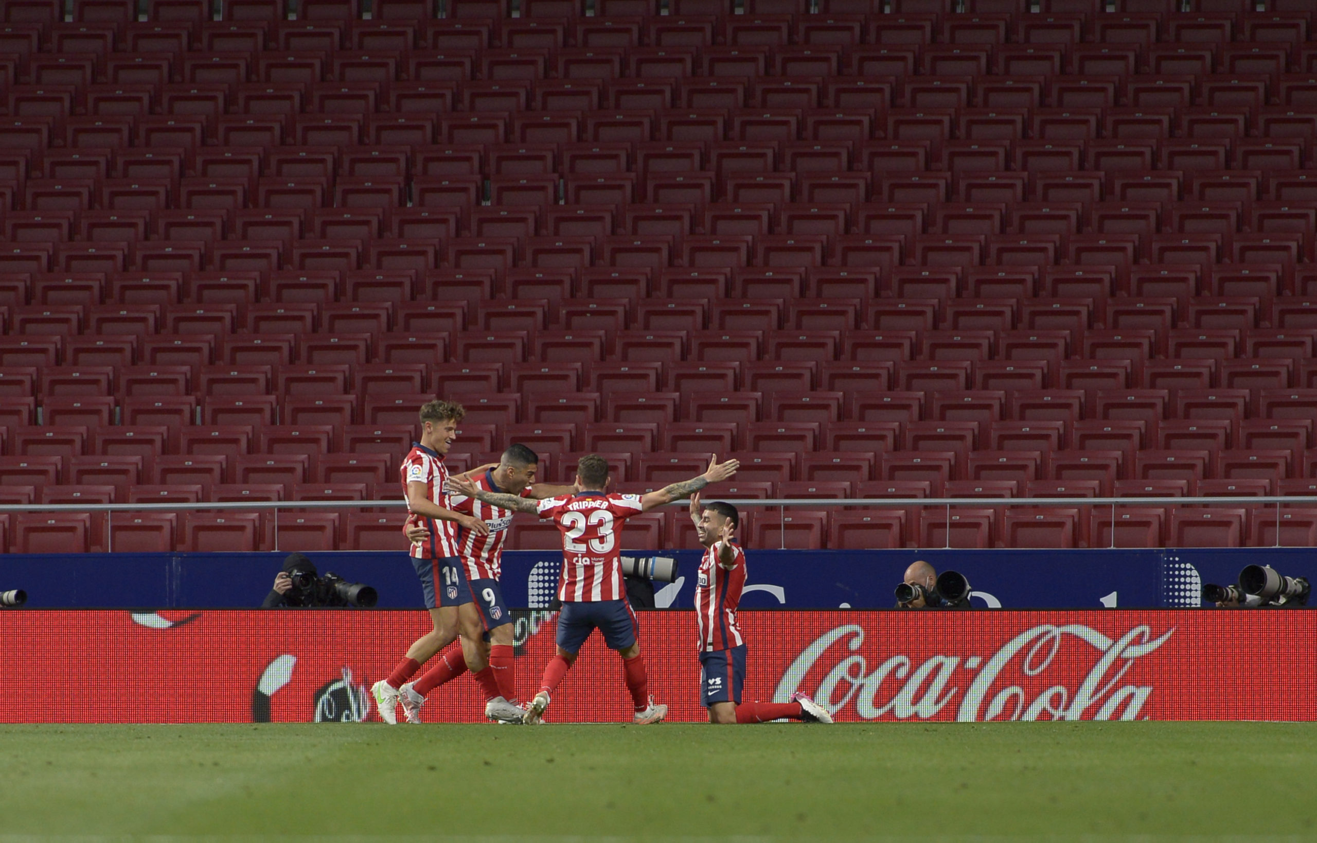 Ángel Correa del Atlético de Madrid celebra con Suárez, Trippier y Llorente el segundo gol.