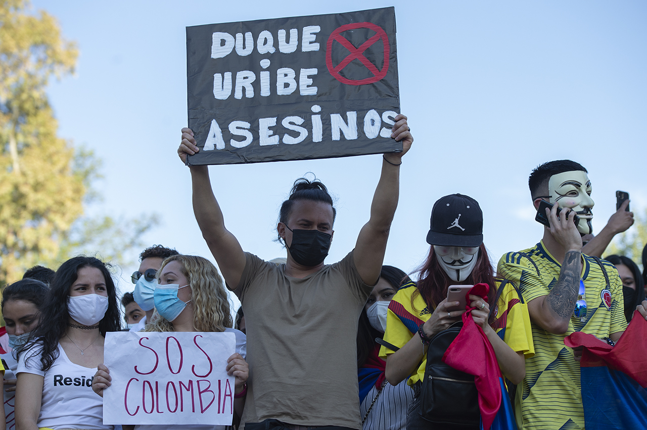 Miles de colombianos protestan contra la violencia instaurada por el presidente Iván Duque.