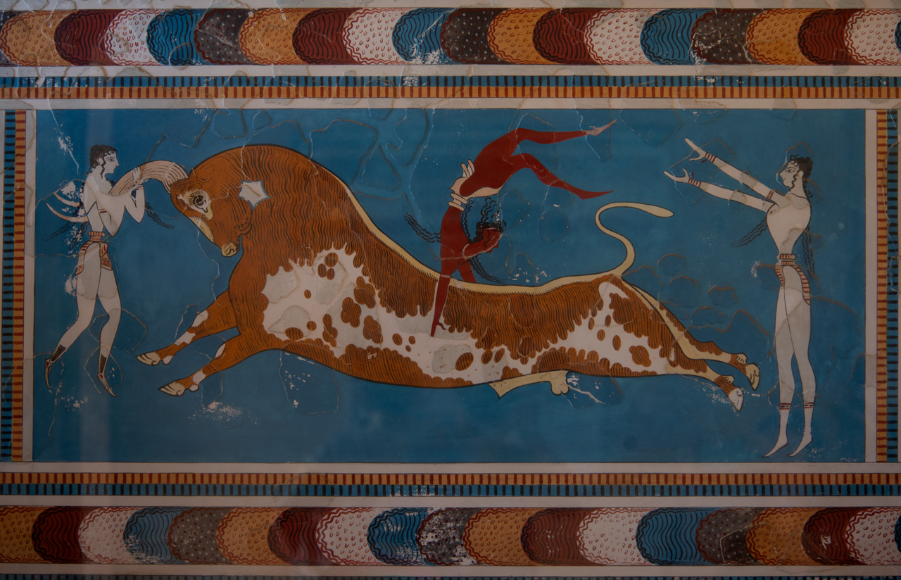 El fresco de la taurocatapsia es de especial belleza y representa el salto de los toros por parte de jóvenes acróbatas. También la representación del toro cretense.