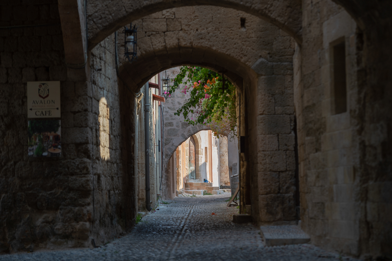 Rodas es la gran isla griega del Dodecaneso, cerca de la costa de Turquía. Su origen medieval se descubre en sus calles y callejuelas empedradas.