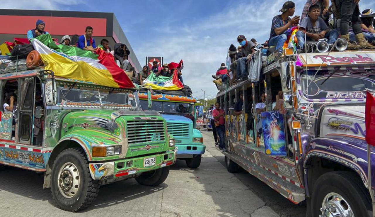 El movimiento indígena y la guardia indígena se movilizó hacia Cali para sumarse a la movilización social del pueblo colombiano. 