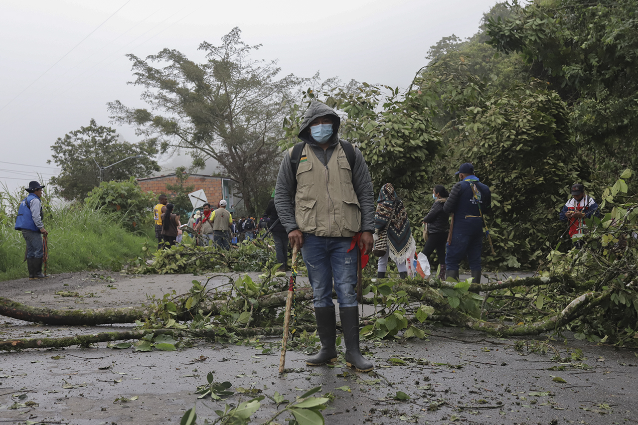 Indígenas y campesinos de Colombia se movilizan en defensa de sus derechos ante la violencia del gobierno de Iván Duque.