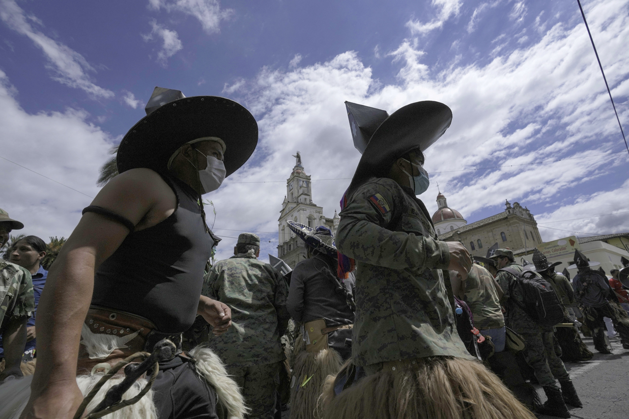 Integrantes de las comunidades indígenas vecinas a Cotacachi celebran el Inti Raymi o Hatun Puncha y "toman la plaza" de este poblado del altiplano de Ecuador