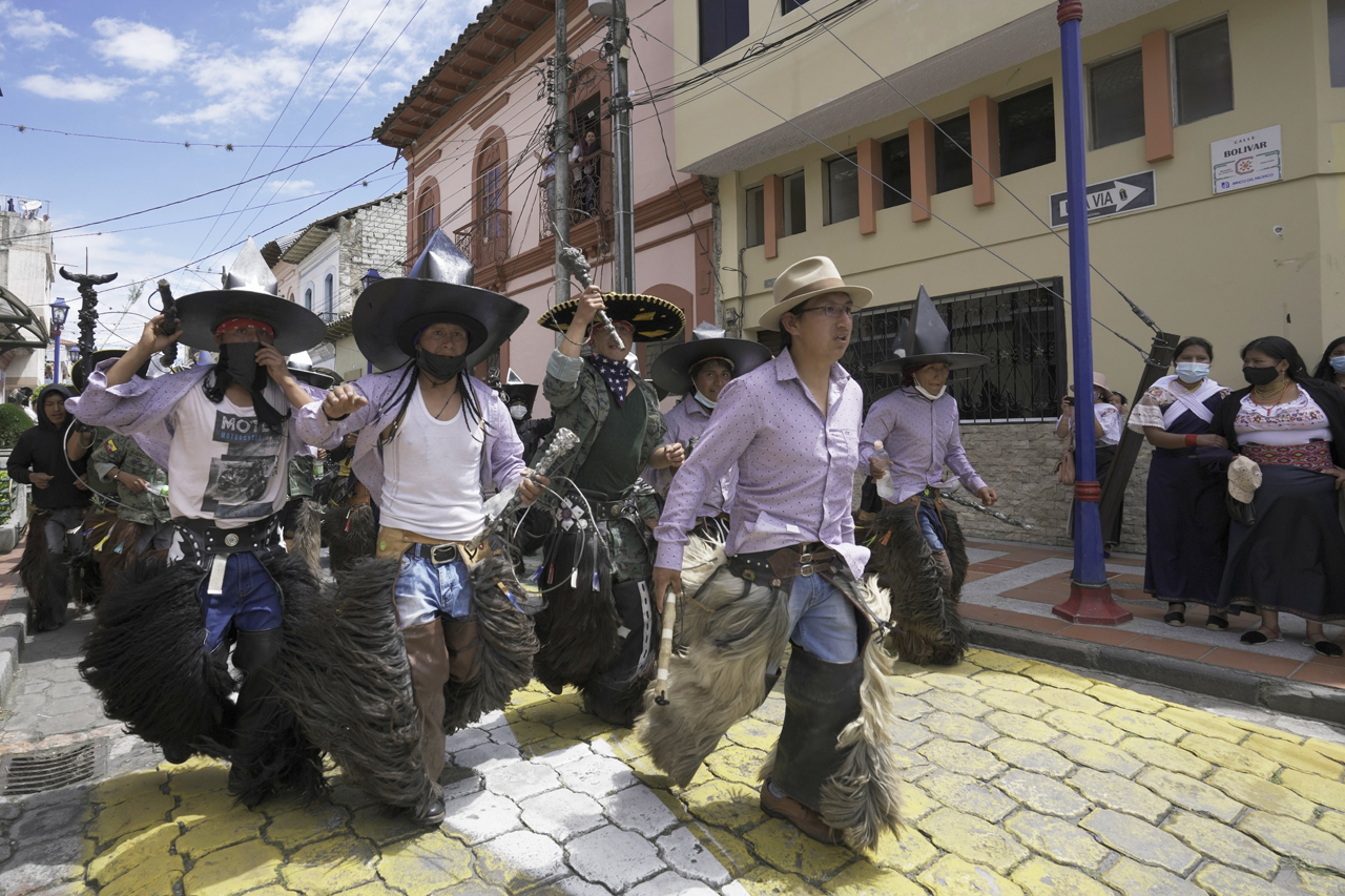 El Inti Raymi y su actual práctica surgió sobre todo como una necesidad política de lucha anticolonial, como parte de una propuesta estratégica del movimiento indígena, concretamente de la Confederación de Nacionalidades Indígenas del Ecuador (CONAIE). 