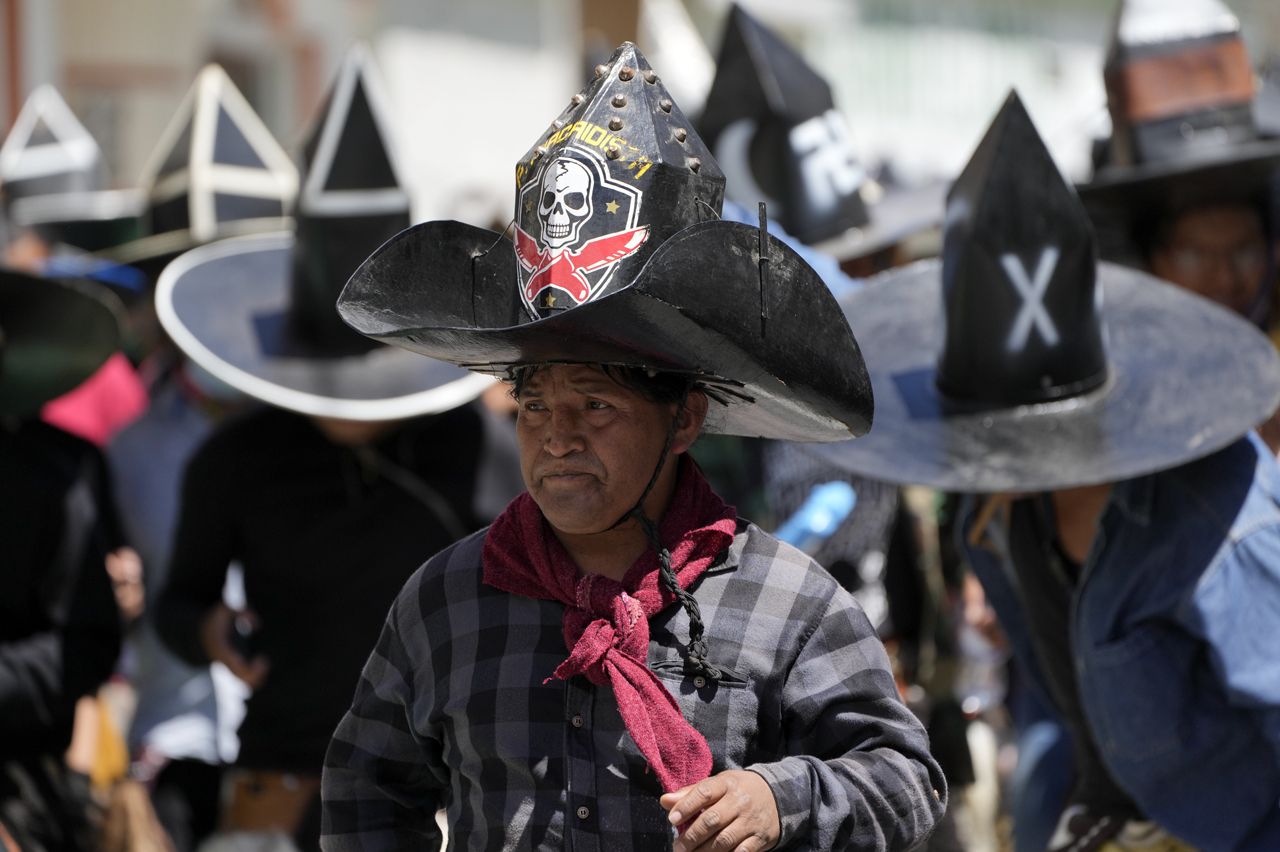 Estas fiestas tradicionales subsistieron bajo ese formato colonial hasta el surgimiento del actual movimiento indígena ecuatoriano, que como parte de su lucha política y cultural sometió a un fuerte cuestionamiento aquellos elementos coloniales de esta y otras fiestas.