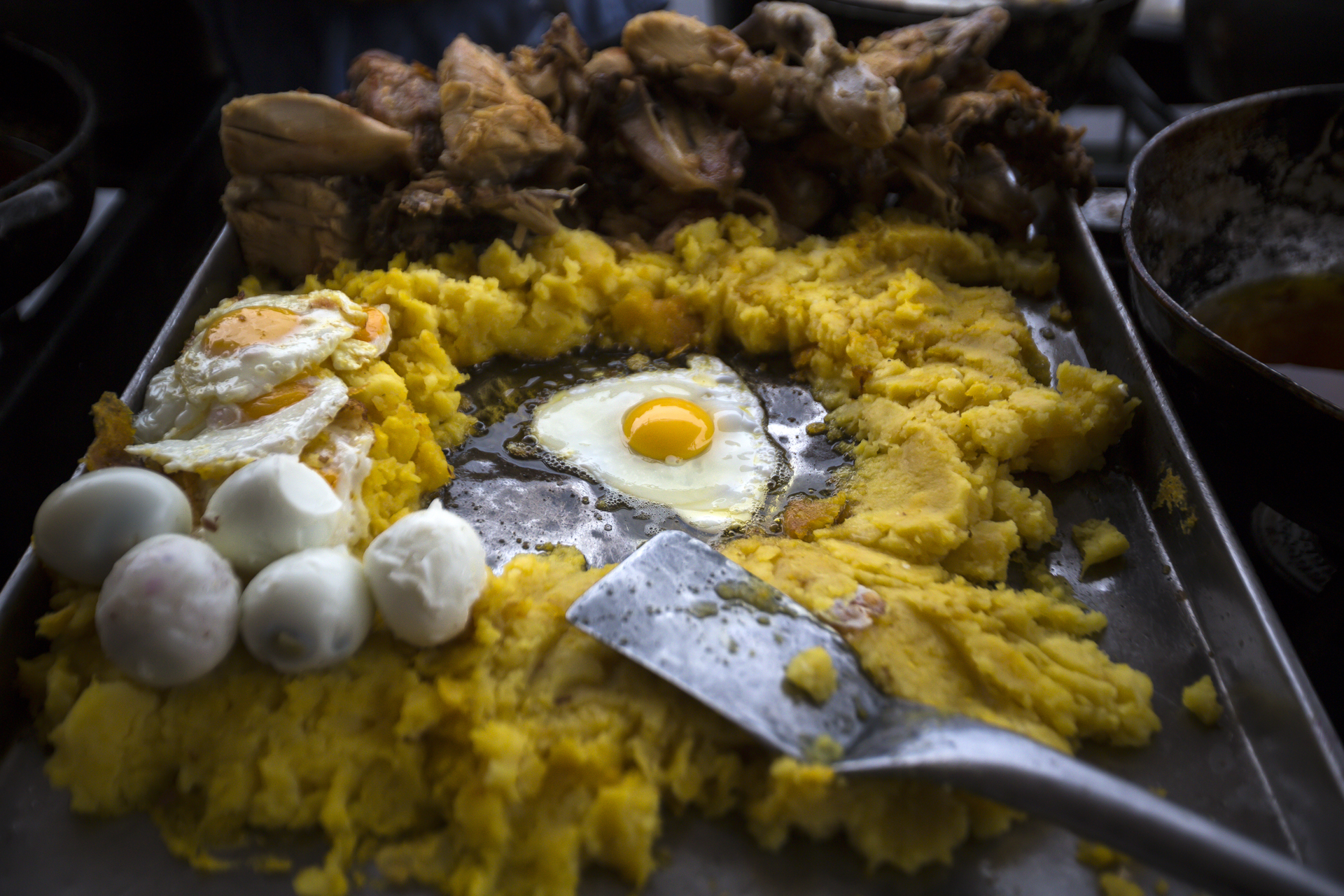 La tortillas o llapingachos con fritada y huevos es uno de los platos de comida callejera de los quiteños.
