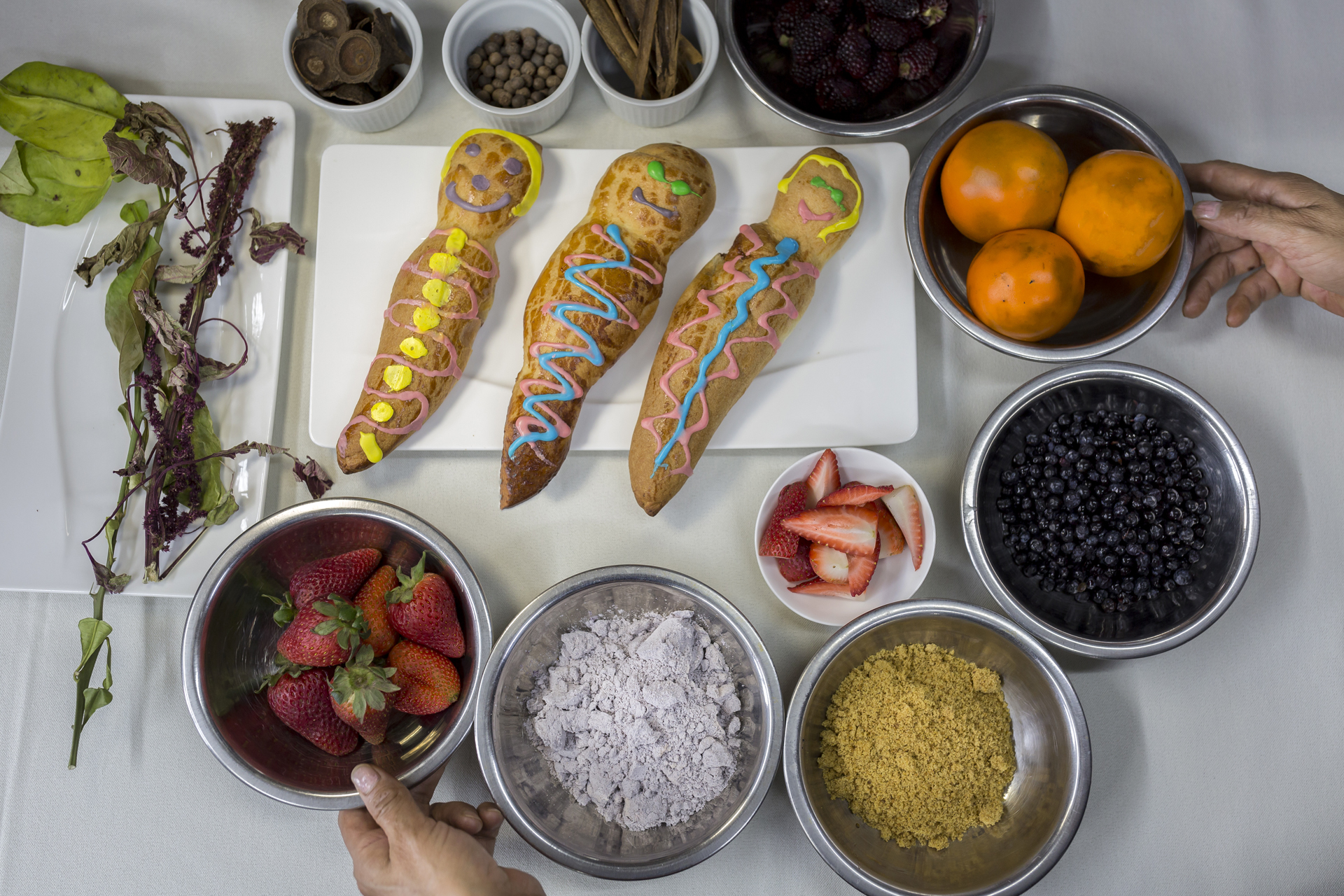 Las guaguas de pan son una tradición ecuatoriana que se celebra en el dia de los difuntos (primera semana de noviembre) se hacen figuras humanas de pan que se sirven con una colada de color morado que se hace con varios productos locales como el mortiño, el ishpingo, harina morada, frutillas, panela etc.