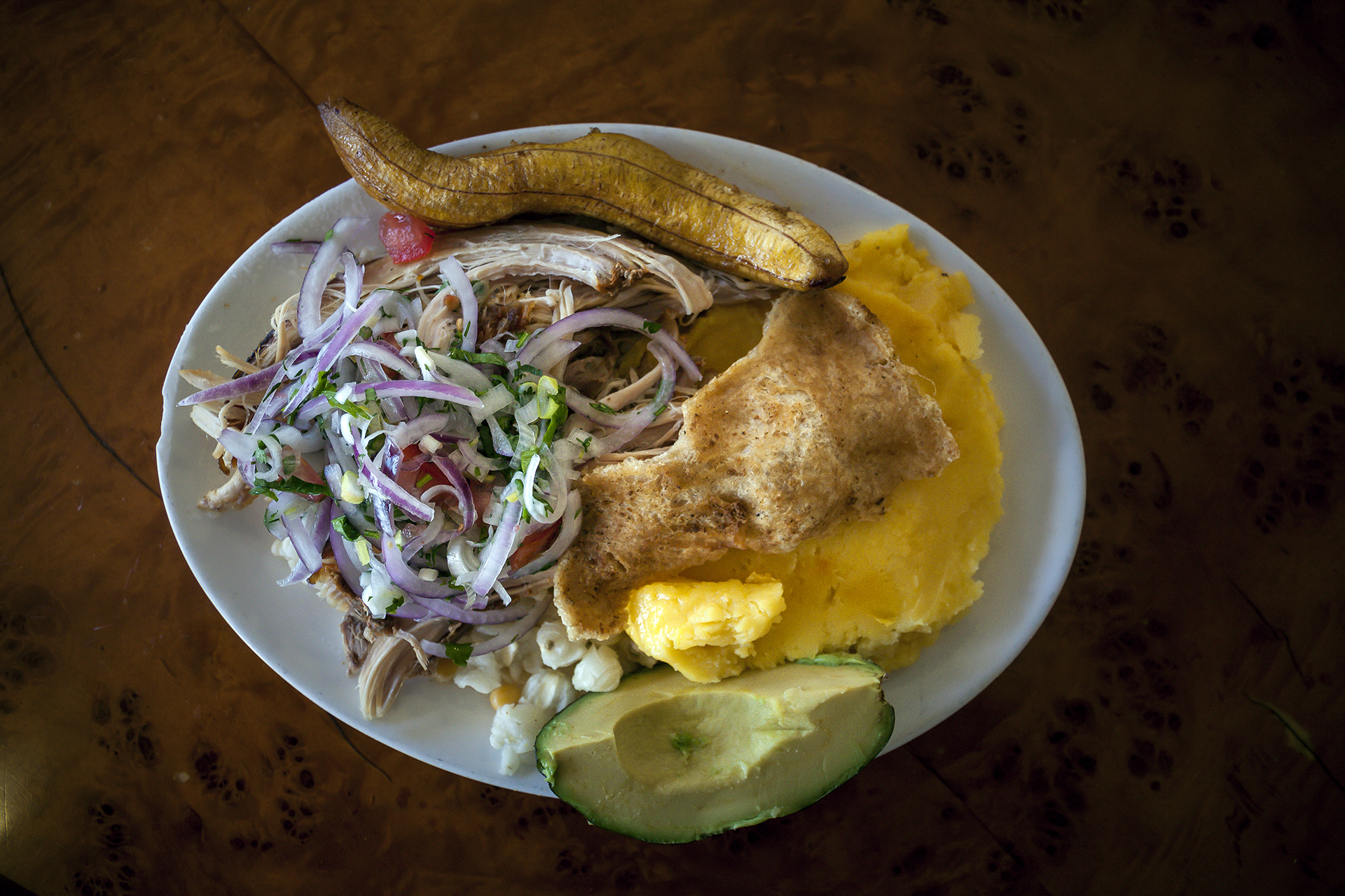 Uno de los platos tradicionales y preferidos de los quiteños para el festival gastronómico Quito, es la hornado con tortillas o llapingachos, mote y aguacate.