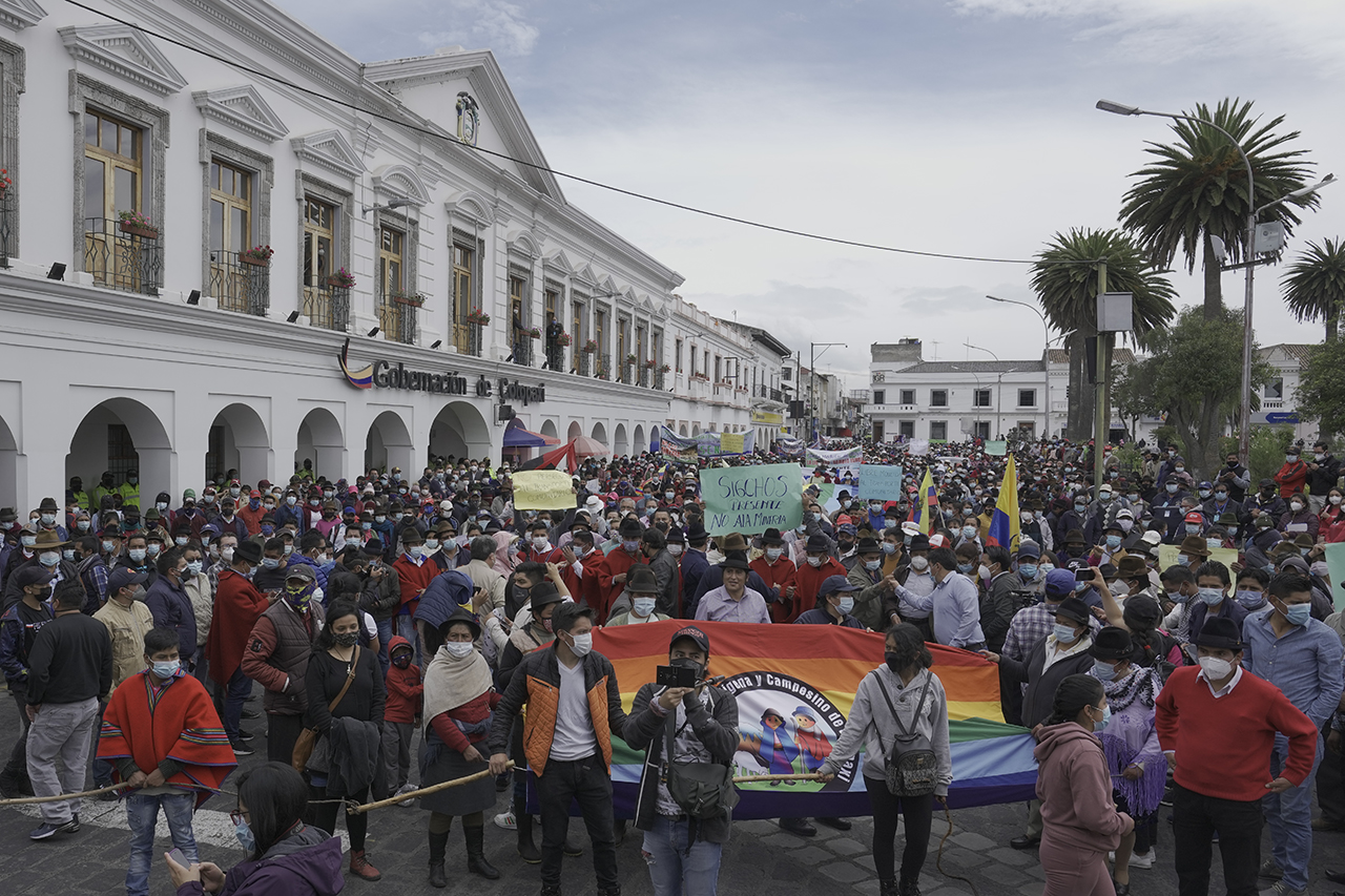 Miembros del Movimiento Indígena y Campesino de Cotopaxi MICC durante la movilización en la provincia de Cotopaxi y en respaldo del líder indígena Leonidas Iza.