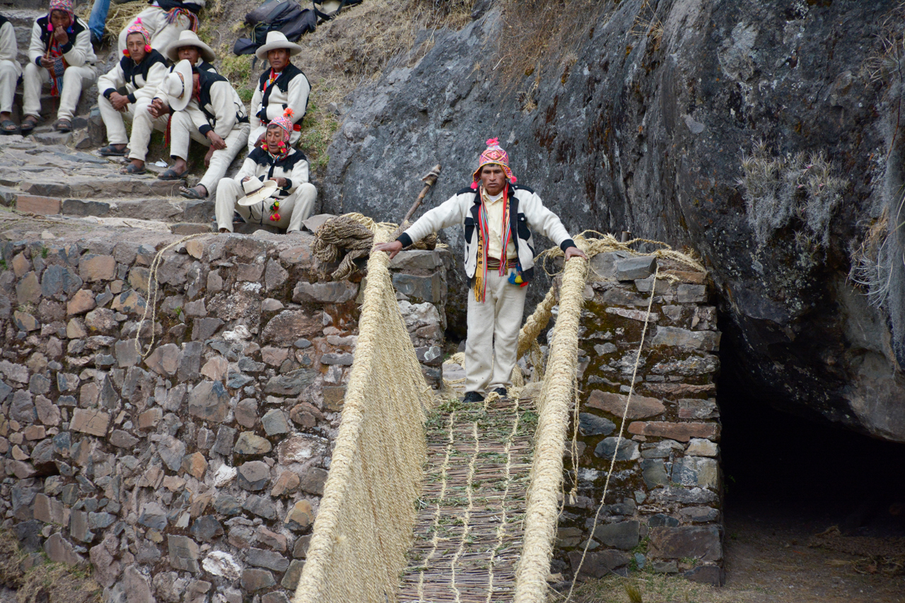 Q'eswachaka significa puente trenzado y su nombre proviene de dos vocablos quecha “Q'eswa” que significa trenza y “chaka” que significa puente.