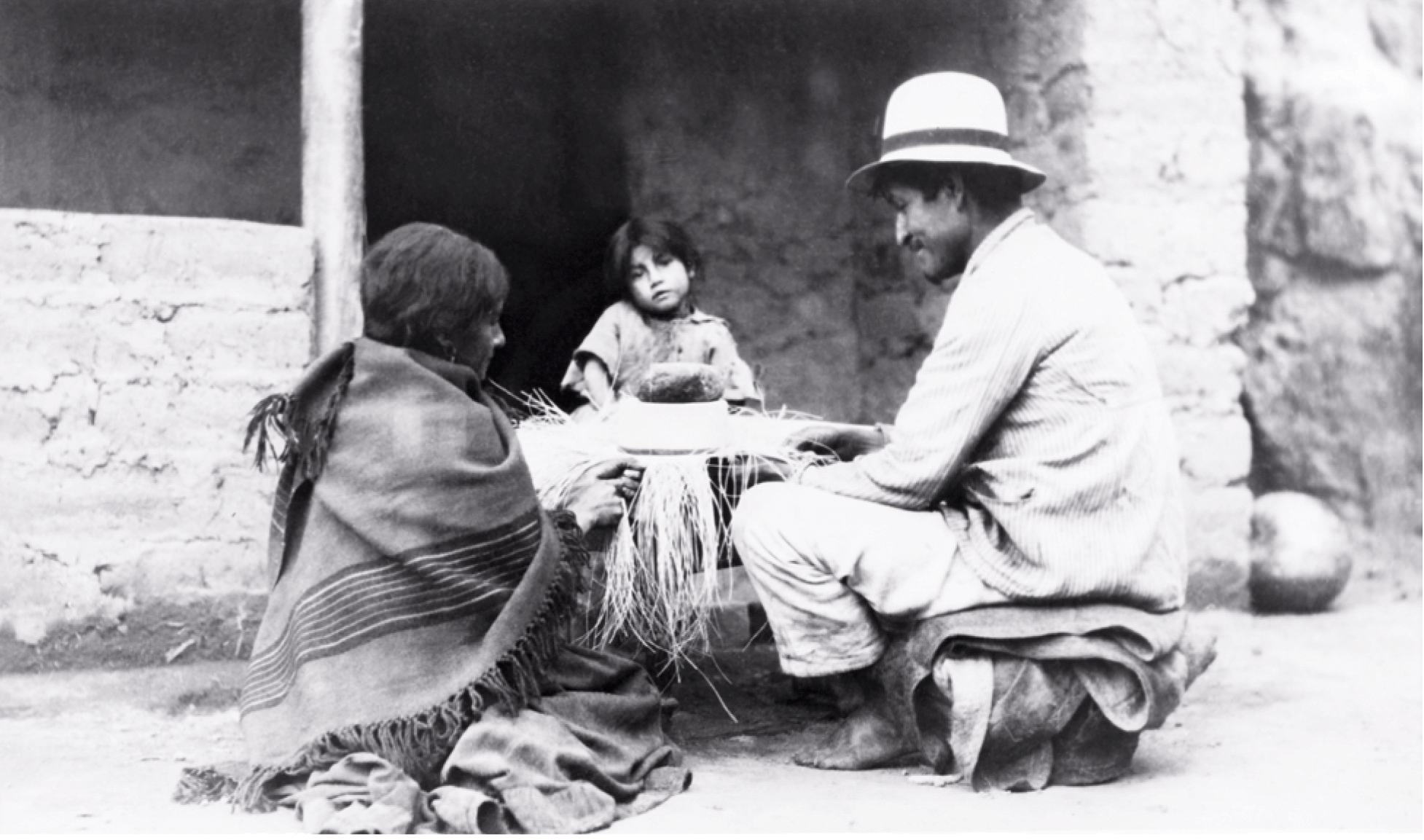 Una familia indígena teje un sombrero