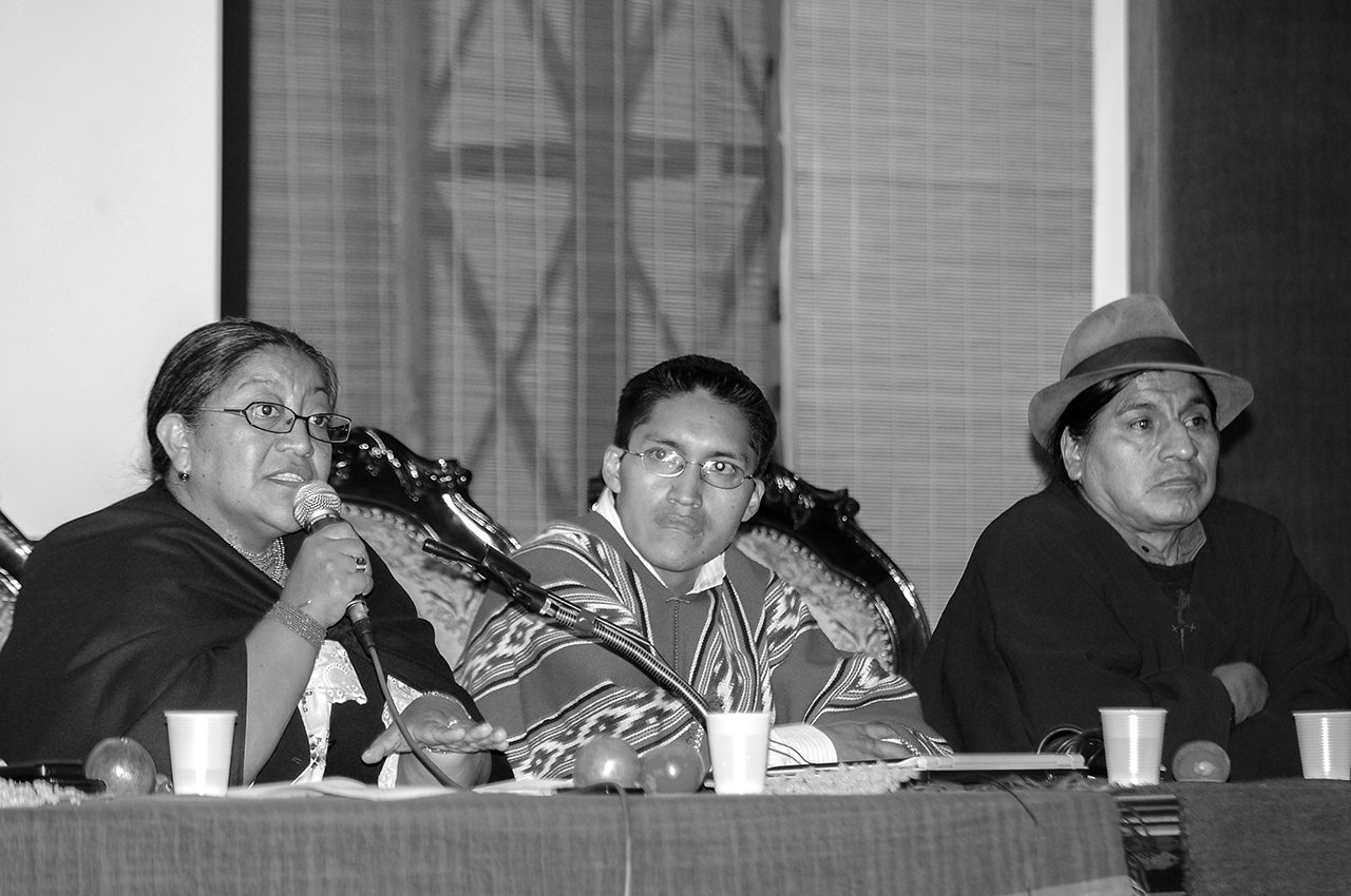 Nina Pacari y Luis Macas durante la asamblea de la Ecuarunari en Riobamba.