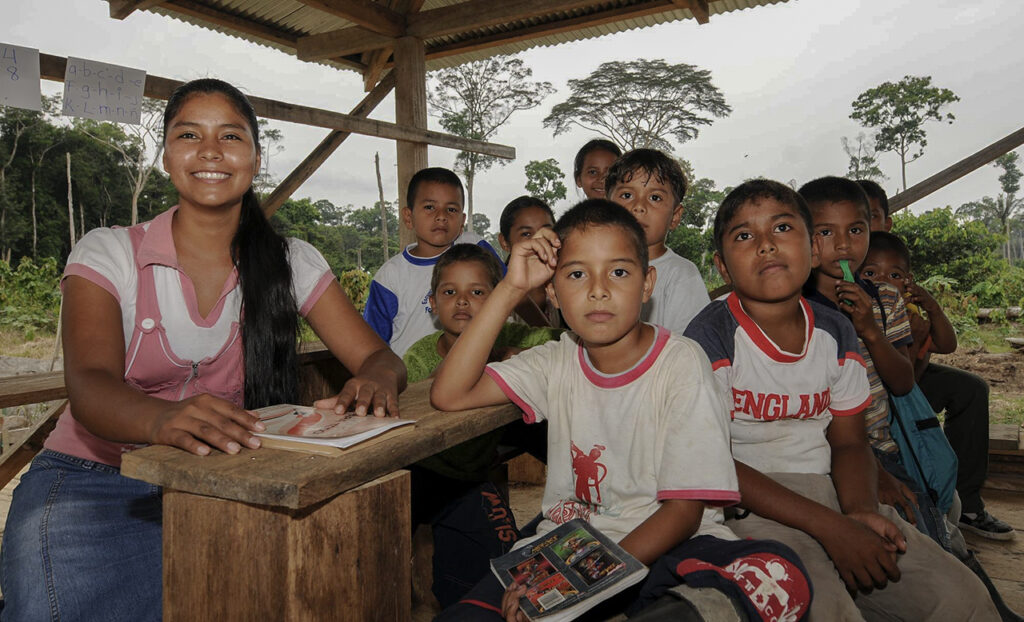 Las escuelas interculturales de los pueblos y nacionalidades del Ecuador es parte de la historia del movimiento indígena. 
