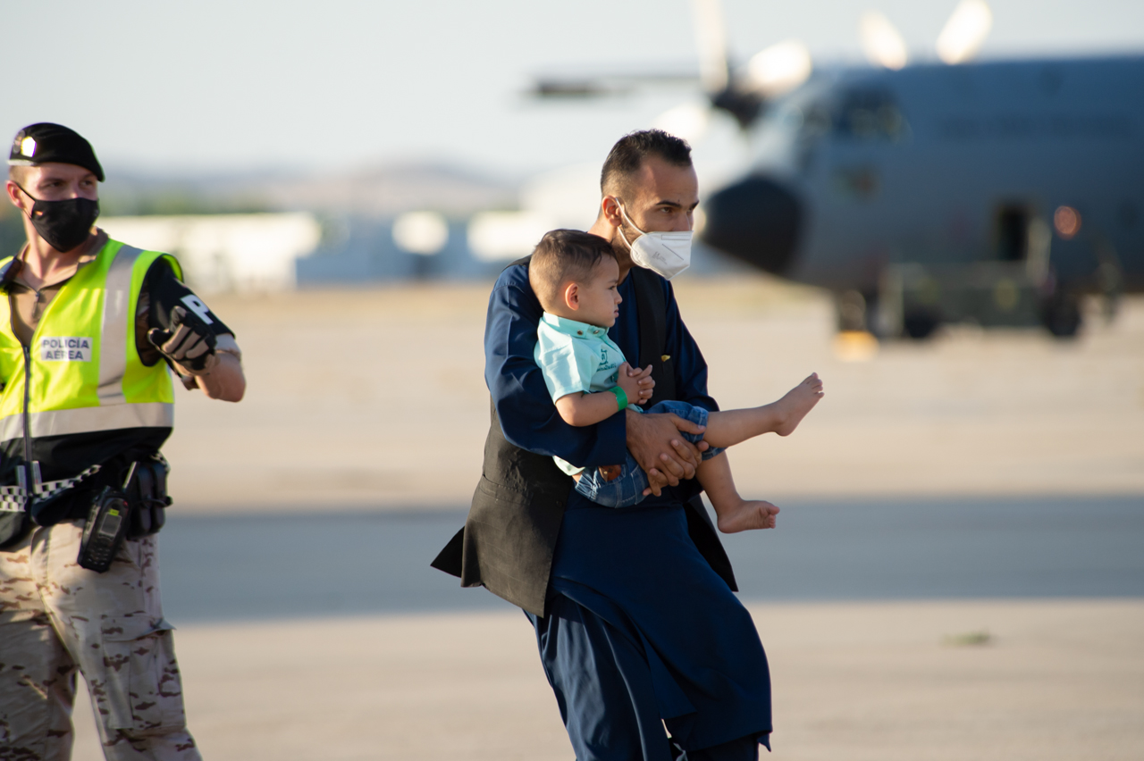 En el aeropuerto de Torrejón de Ardoz está el campamento de los refugiados afganos montado por el gobierno de Pedro Sánchez.