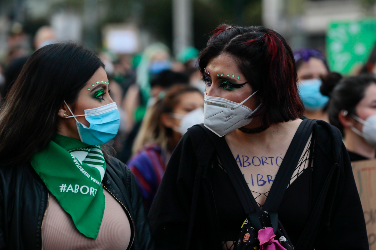 Para decidir, abortar y maternar en comunidad". Y han llevado sus pañuelos verdes, su rabia y su cartel para enfrentar al gobierno de de ultra derecha de Guillermo Lasso.