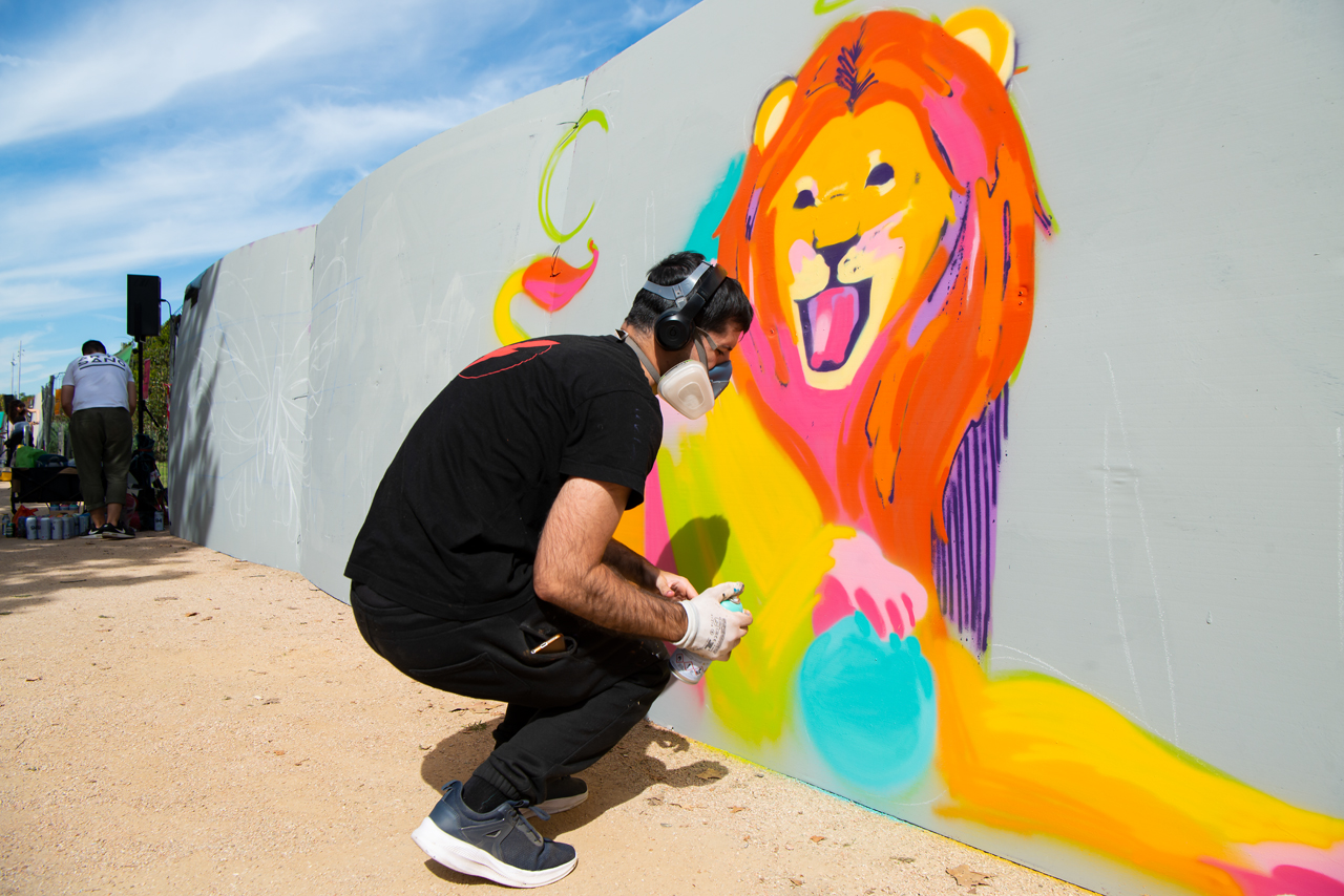 No nos hemos olvidado de D. Largo artista visual, nos encantaría poder ver otra de sus obras y entrevistarlo. 