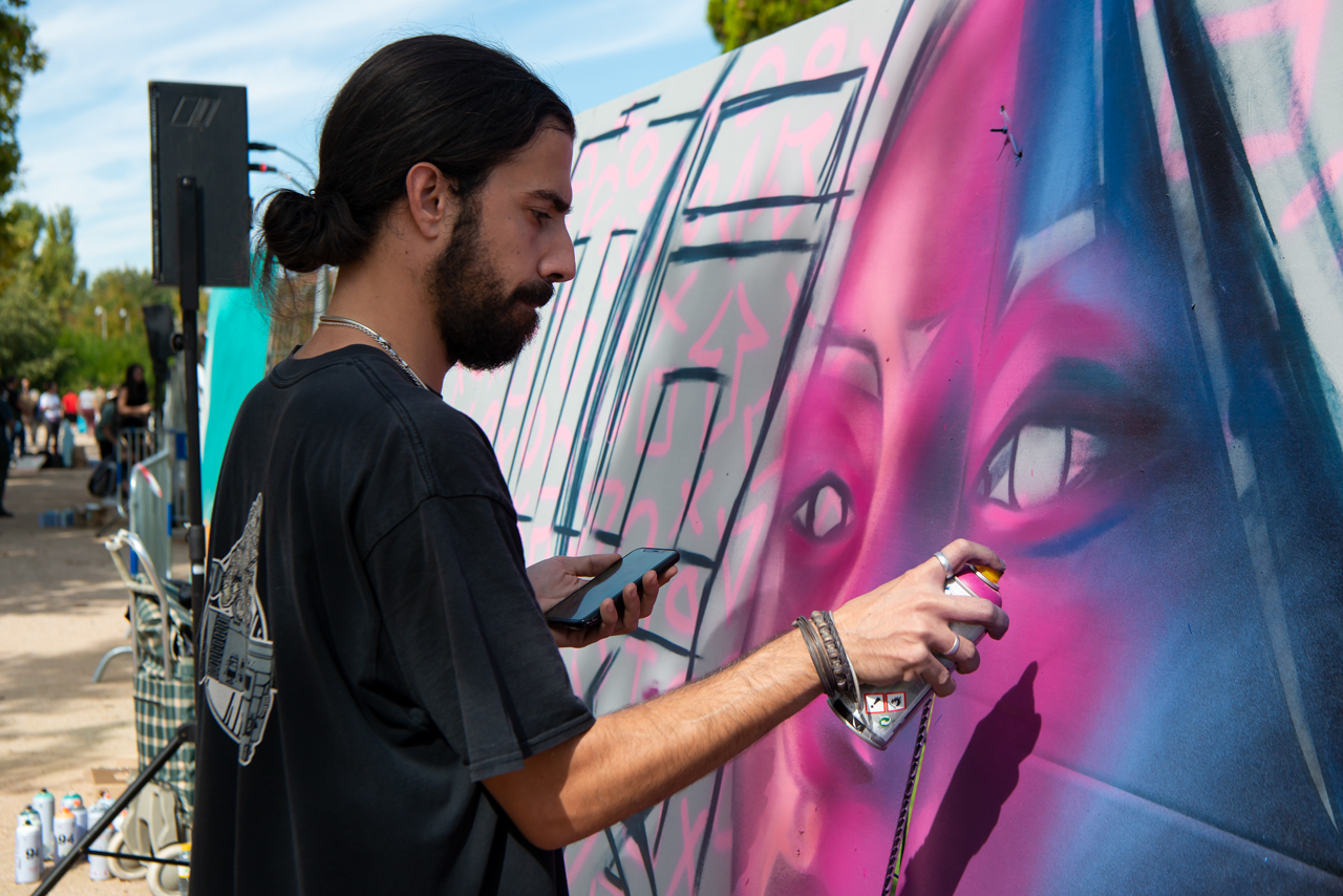 Manz, artista visual, pinta grafitis en Madrid Río durante el MUS, Madrid Urban Sports
