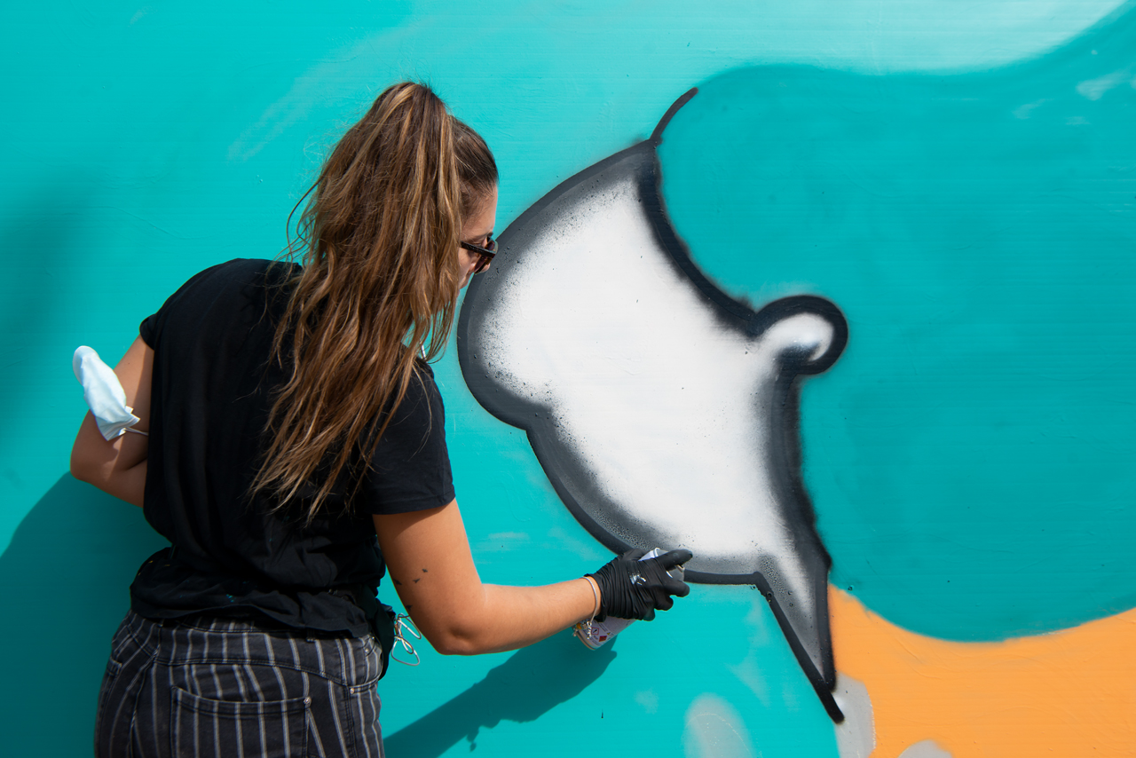 Shara Limone, caricaturista madrileña, autora de "NO ME TOQUES LOS LIMONES", pinta grafitis en Madrid Río