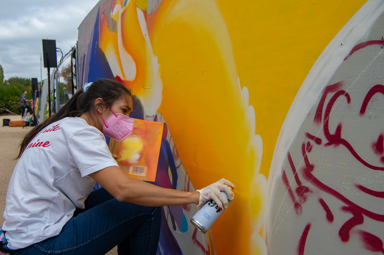 Iris Simancas, con su camiseta de Solidarité Féminine, pinta grafitis en Madrid Río durante MUS, Madrid Urban Sports