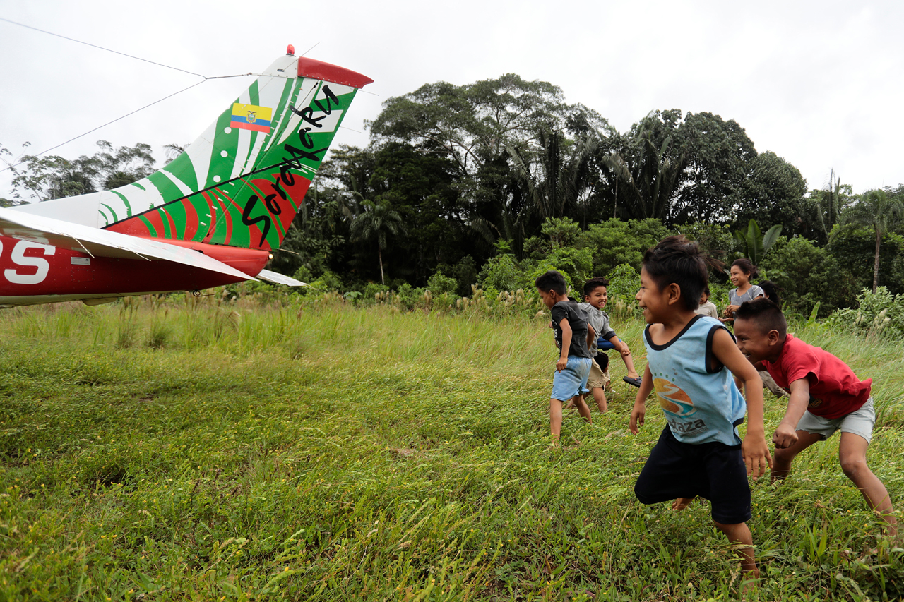 Aero Sarayaku cuenta con dos Cessna T206H y conecta 230 pistas de aterrizaje en la selva ecuatoriana. El servicio de ambulancia aérea es posible gracias al proyecto "Salvando Vidas".