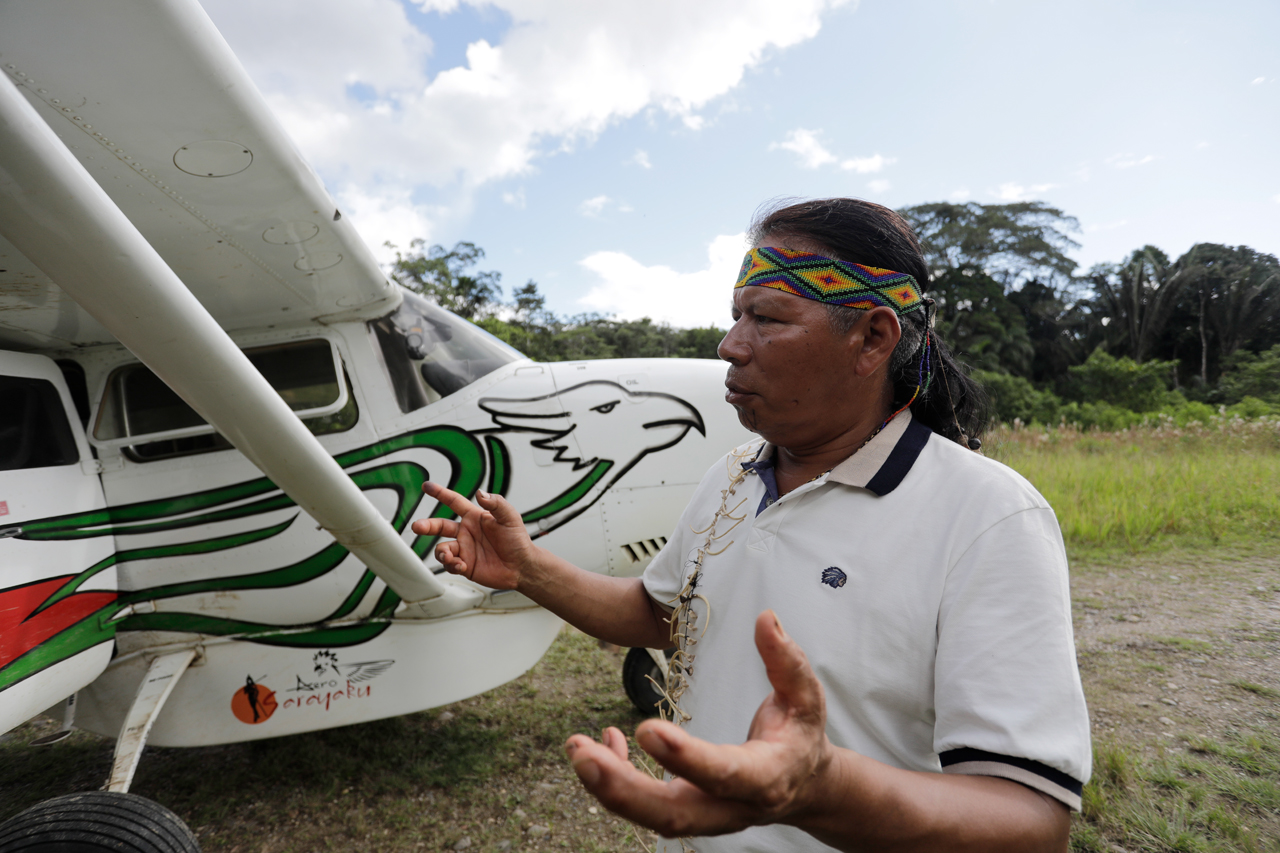 José Gualinga gerente de Aero Sarayaku la primera aerolÌnea indígena del mundo.