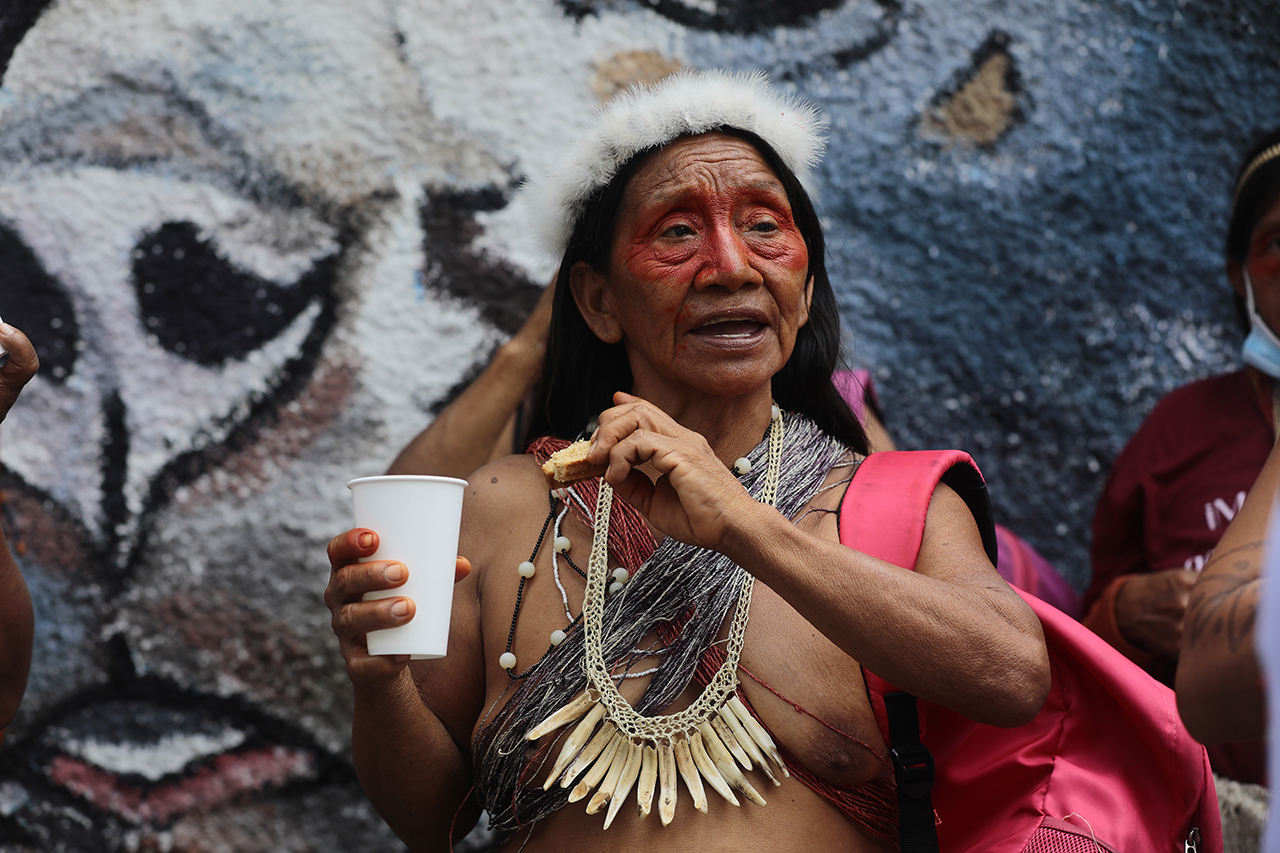 Una mujer de la Conaie y que pertenece a la Nación Waorani de la amazonía ecuatoriana durante una de las protestas contra las políticas petroleras del actual gobierno de Guillermo Lasso que pertenece a la ultraderecha de Ecuador.