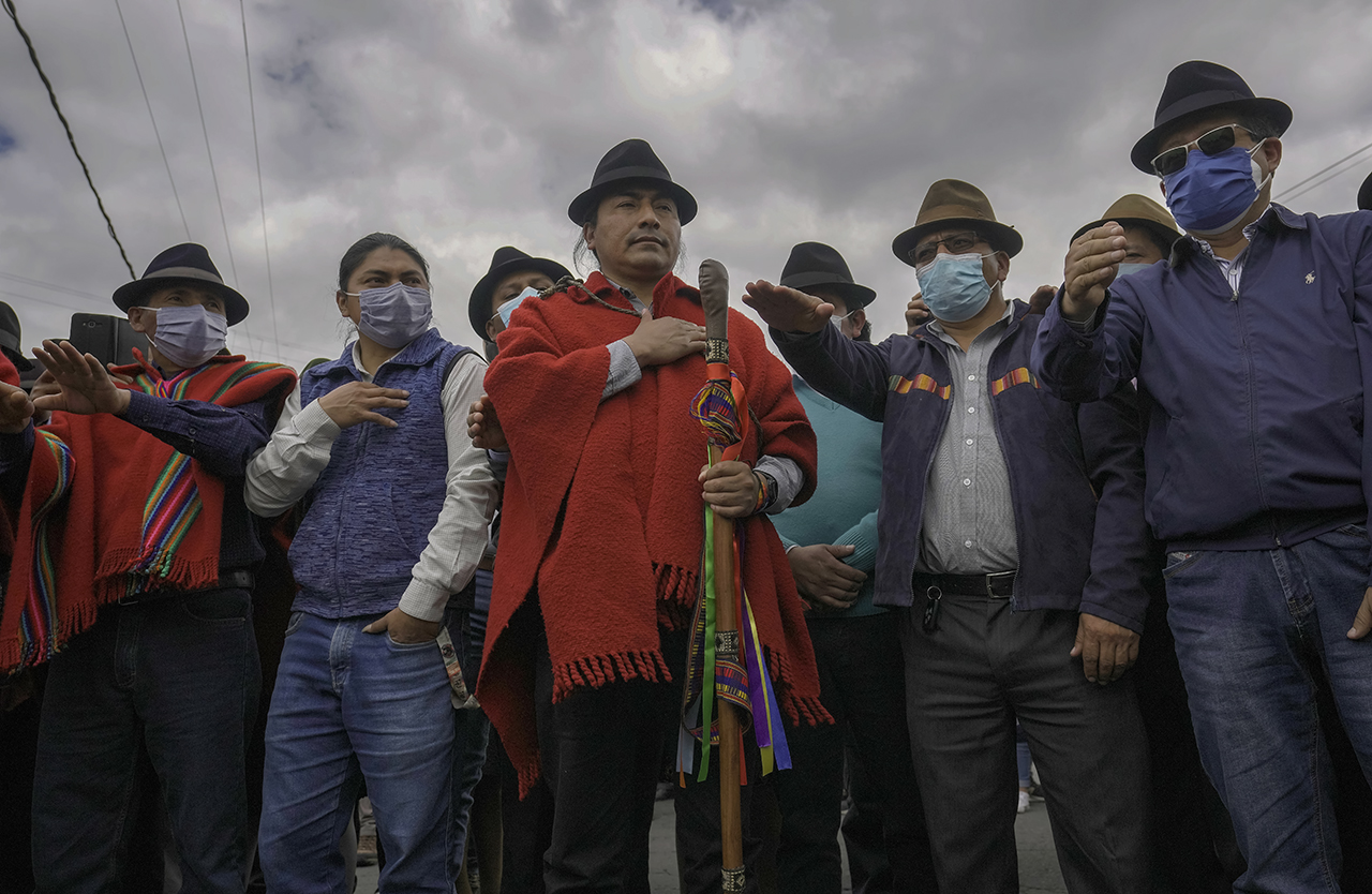Leonidas Iza (centro) presidente de la Conaie con varios dirigentes del movimiento indígena del Ecuador. 