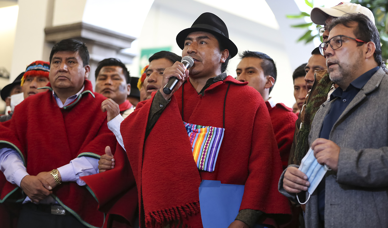 Leonidas Iza, presidente de la CONAIE y dirigentes sociales durante la reunión con el presidente de la ultra derecha ecuatoriana Guillermo Lasso.